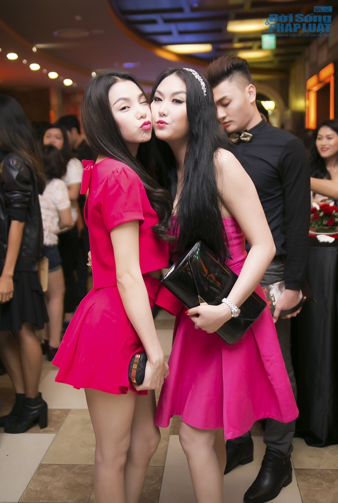 Trà Ngọc Hằng, Phi Thanh Vân diện đầm rực rỡ, tinh nghịch chạm mô