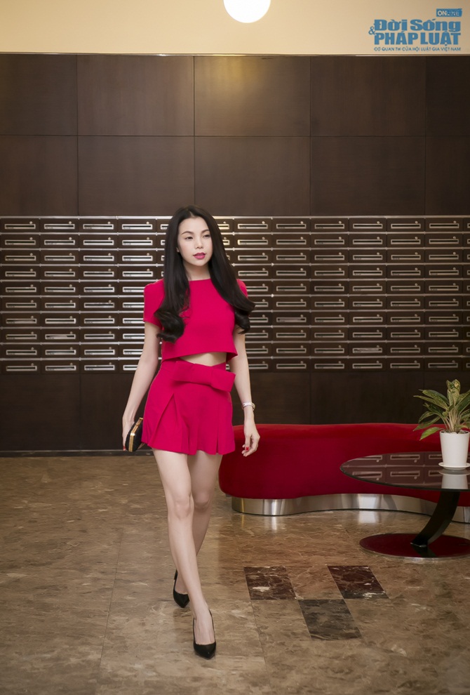 Trà Ngọc Hằng, Phi Thanh Vân diện đầm rực rỡ, tinh nghịch chạm mô