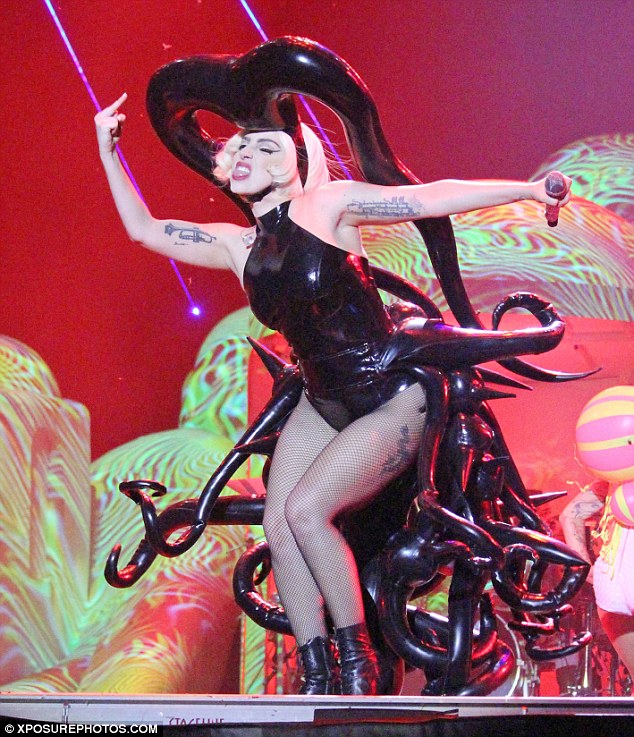 Lady Gaga biến hóa trong buổi biểu diễn ở Canada