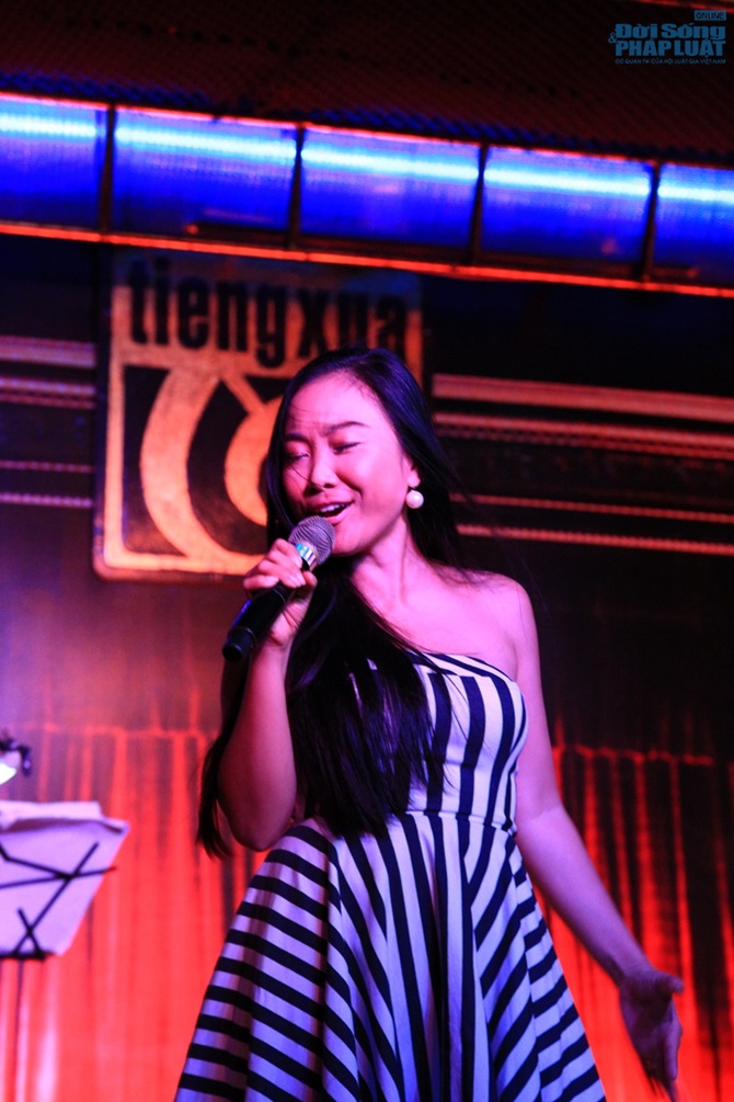 Phương Thanh hát cùng 3 nhiếp ảnh gia