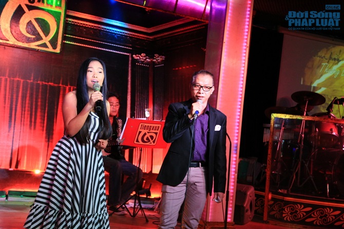 Phương Thanh hát cùng 3 nhiếp ảnh gia