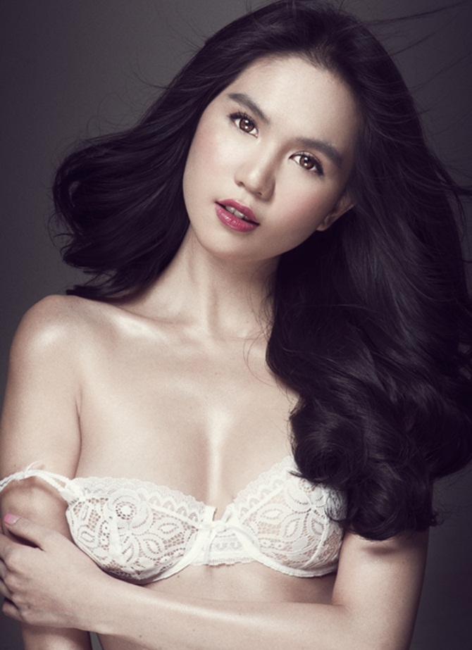 Ngọc Trinh khoe dáng nuột nà với nội y