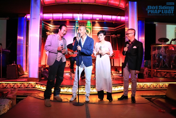 Phương Thanh hát cùng 3 nhiếp ảnh gia