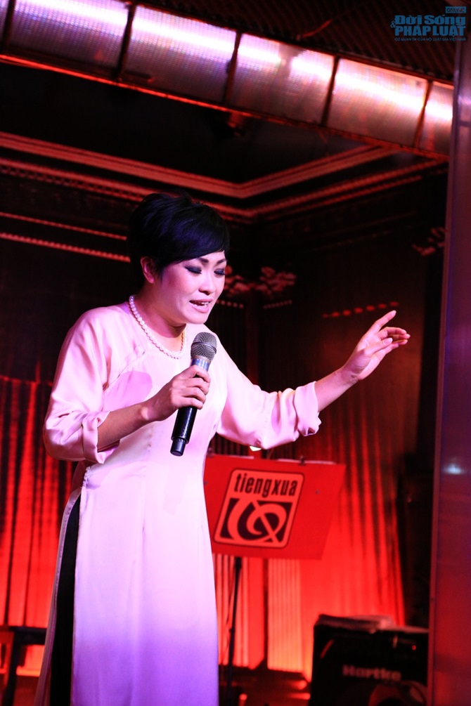 Phương Thanh hát cùng 3 nhiếp ảnh gia