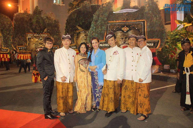 NTK Văn Thành Công lạ lẫm mặc 