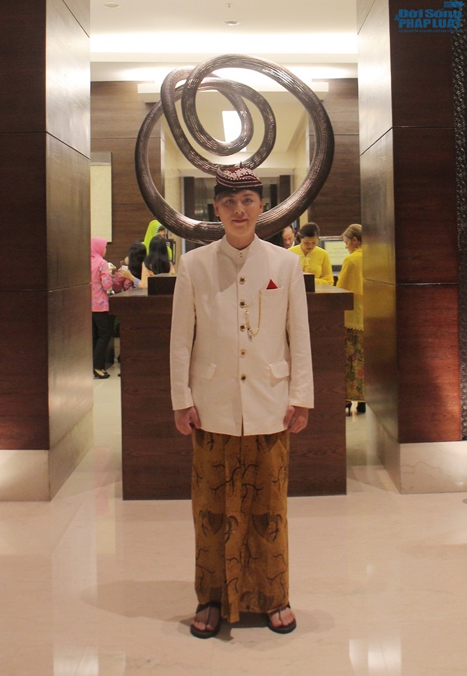 NTK Văn Thành Công lạ lẫm mặc 