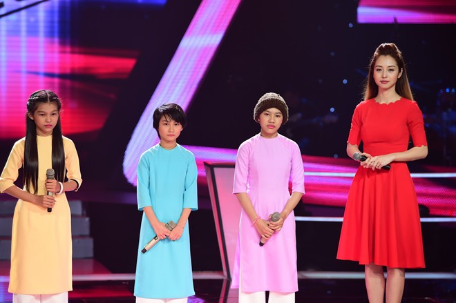 Cô bé nghèo The Voice Kids 13 tuổi vẫn chưa được tới trường