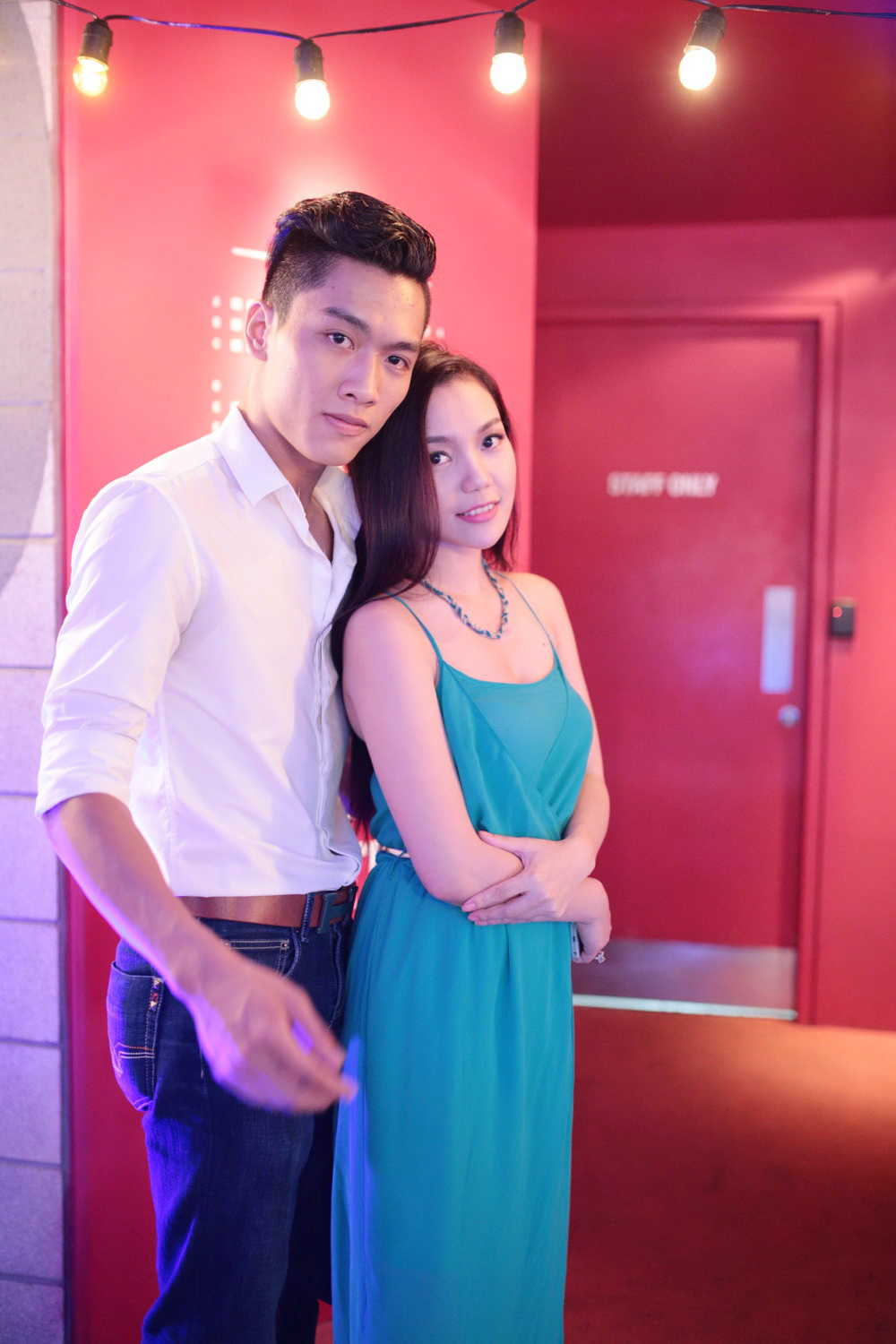 Ngọc Anh vai trần quyến rũ bên trai lạ