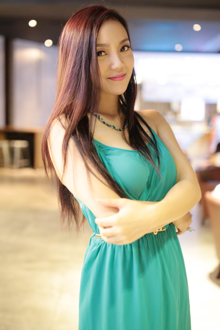 Ngọc Anh vai trần quyến rũ bên trai lạ