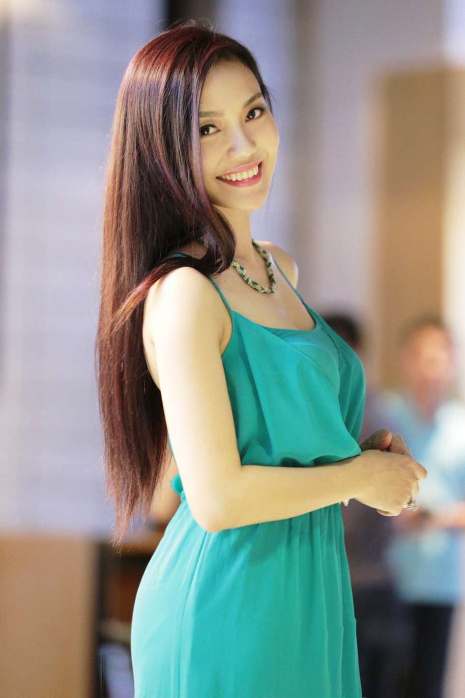 Ngọc Anh vai trần quyến rũ bên trai lạ