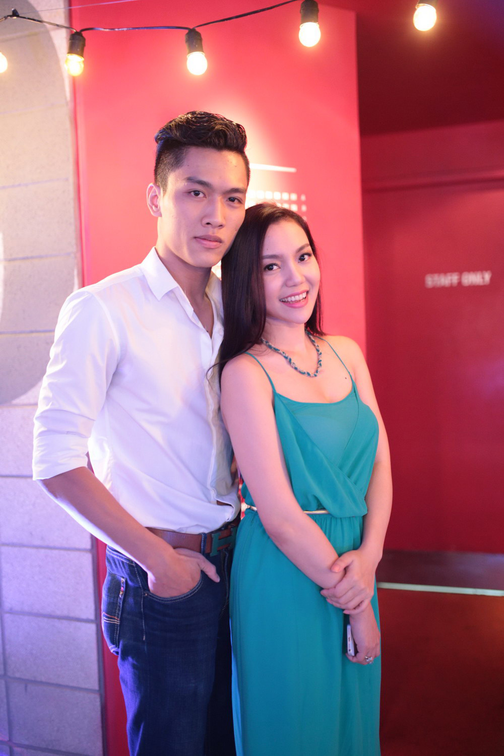 Ngọc Anh vai trần quyến rũ bên trai lạ