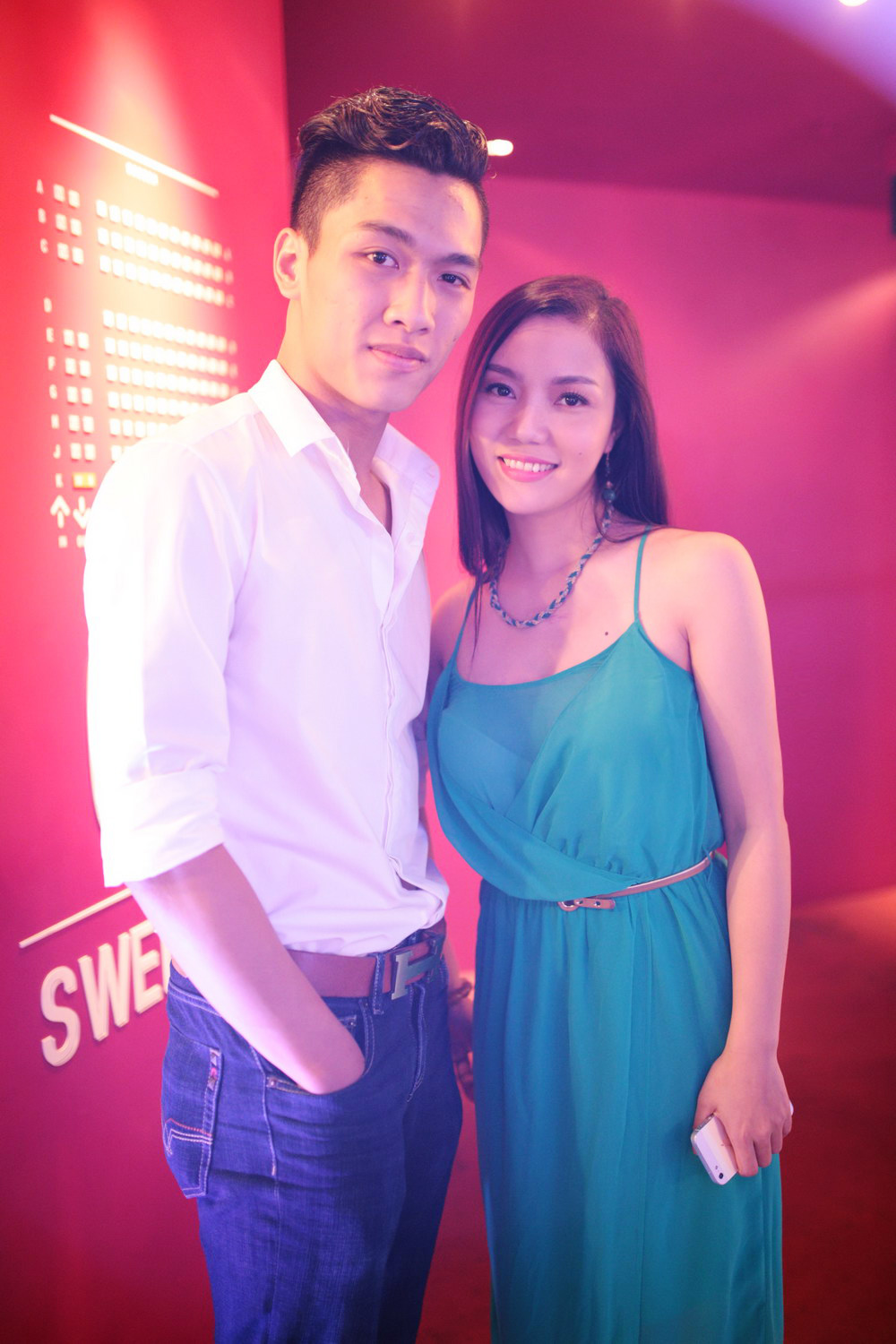 Ngọc Anh vai trần quyến rũ bên trai lạ