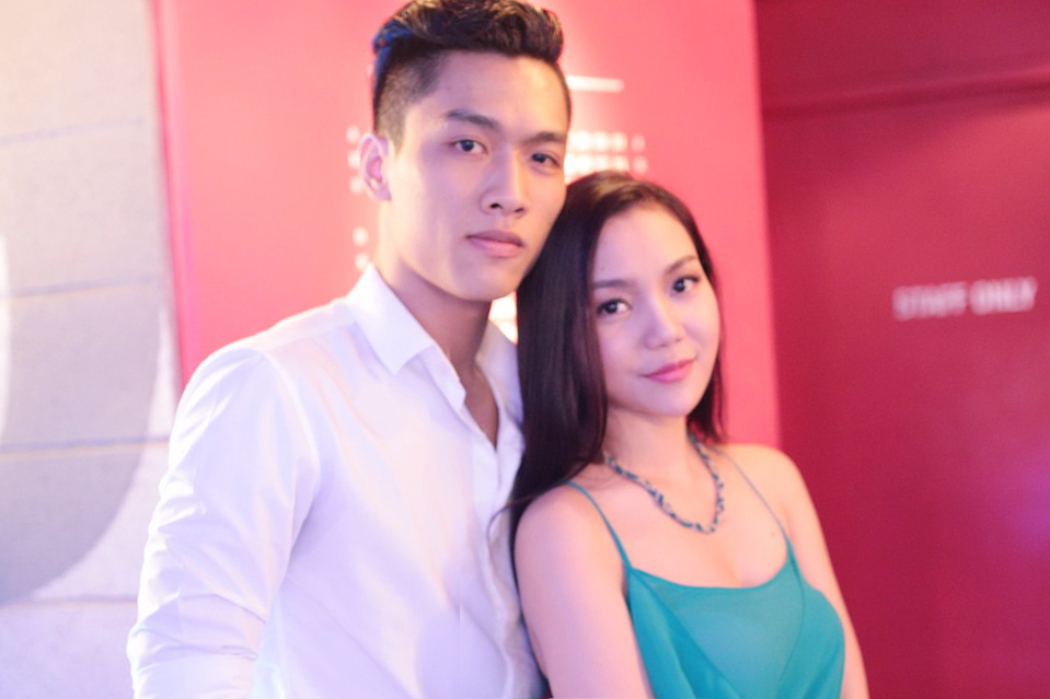 Ngọc Anh vai trần quyến rũ bên trai lạ