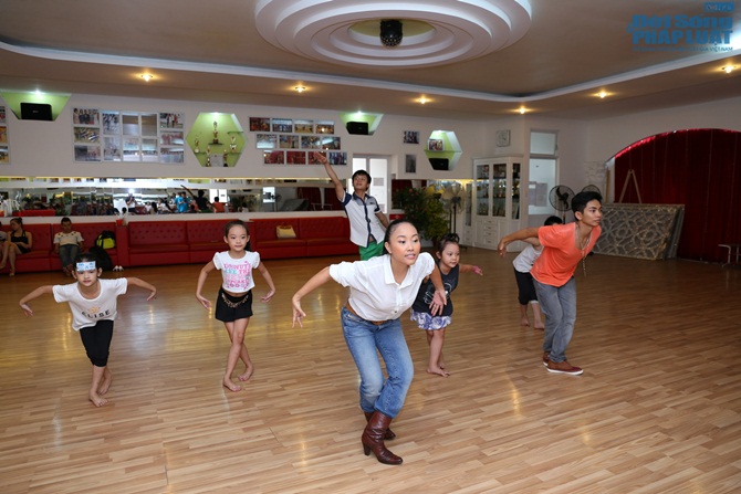 Đoan Trang, Phan Hiển lo lắng cho thí sinh bị sốt cao