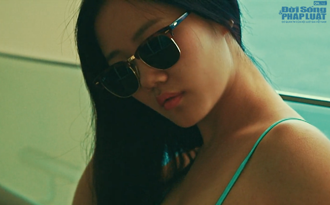 Văn Mai Hương nóng bỏng với bikini trên biển