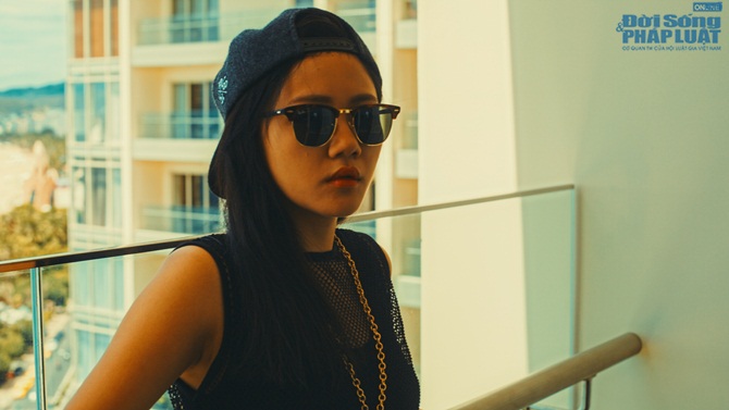 Văn Mai Hương nóng bỏng với bikini trên biển