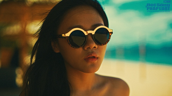 Văn Mai Hương nóng bỏng với bikini trên biển