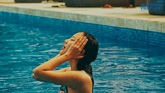 Văn Mai Hương nóng bỏng với bikini trên biển