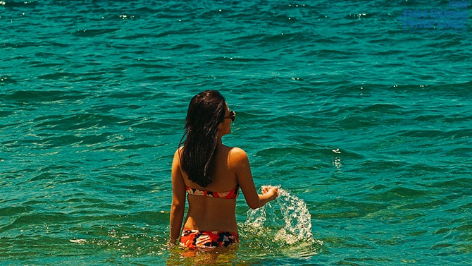 Văn Mai Hương nóng bỏng với bikini trên biển