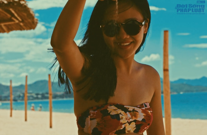 Văn Mai Hương nóng bỏng với bikini trên biển