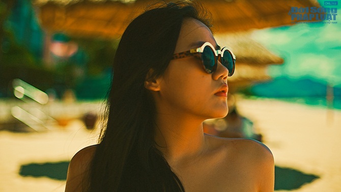 Văn Mai Hương nóng bỏng với bikini trên biển