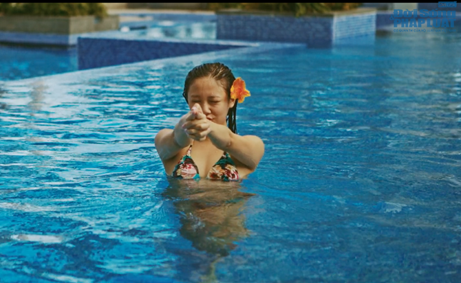 Văn Mai Hương nóng bỏng với bikini trên biển