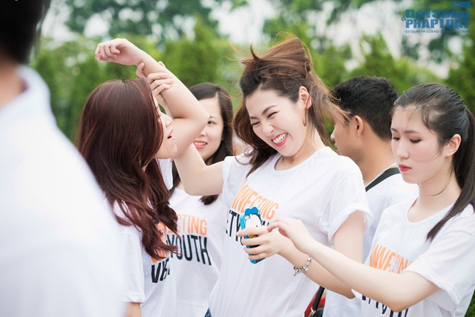 Dương Tú Anh thi chạy kết nối giới trẻ Việt