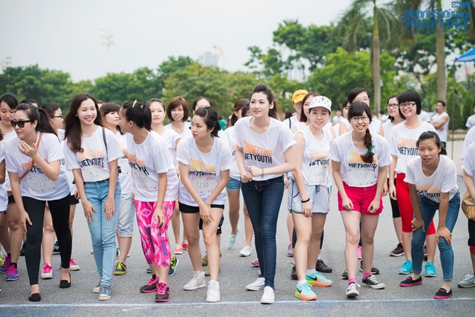 Dương Tú Anh thi chạy kết nối giới trẻ Việt