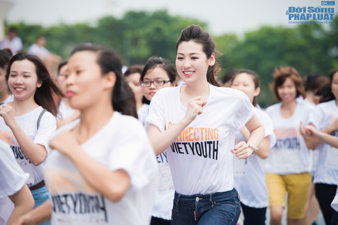 Dương Tú Anh thi chạy kết nối giới trẻ Việt