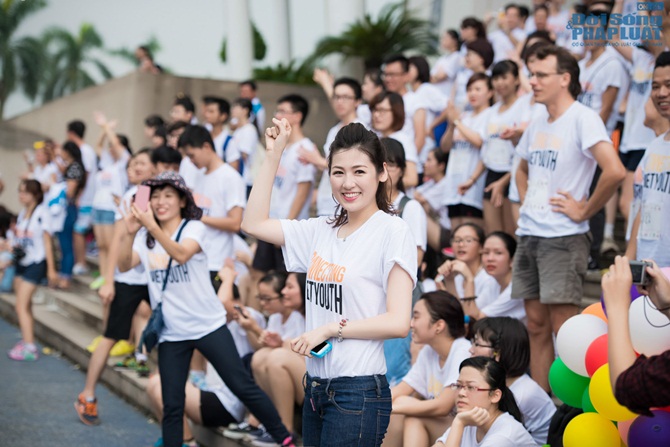 Dương Tú Anh thi chạy kết nối giới trẻ Việt