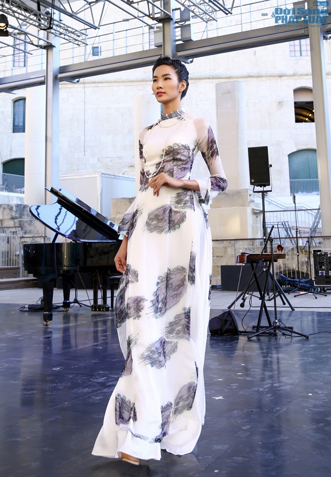 Màn áo dài của nhà thiết kế Hoàng Hải