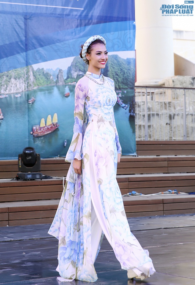 Màn áo dài của nhà thiết kế Hoàng Hải