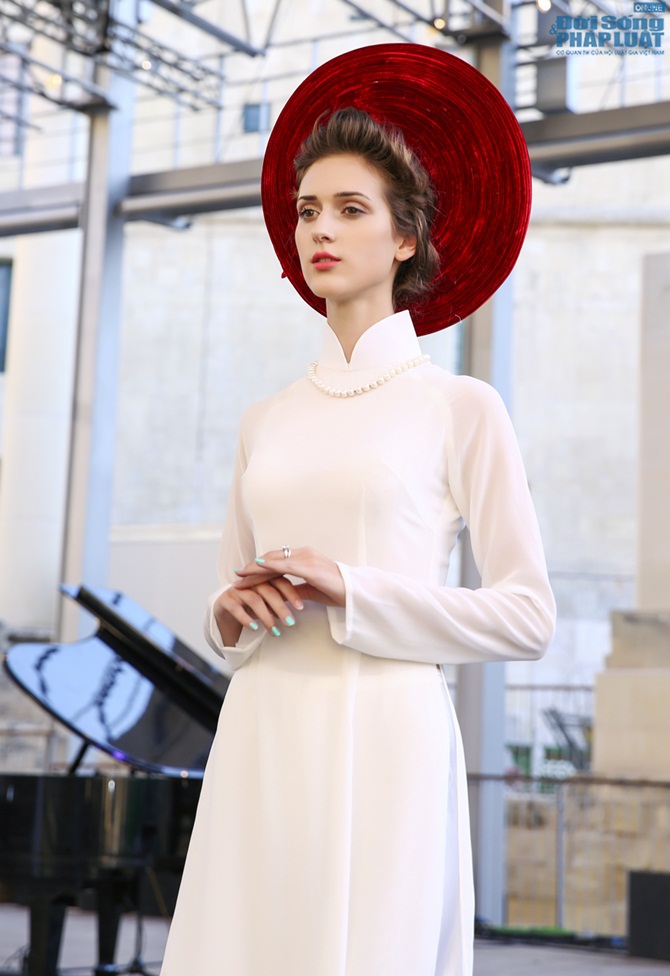 Màn áo dài của nhà thiết kế Hoàng Hải