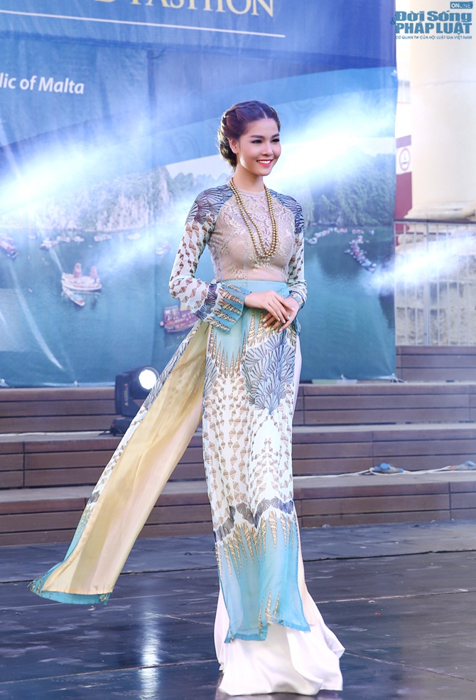 Màn áo dài của nhà thiết kế Hoàng Hải