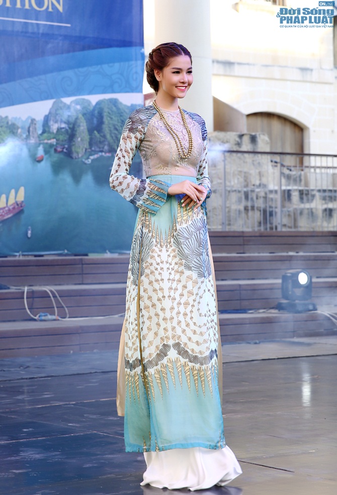 Màn áo dài của nhà thiết kế Hoàng Hải