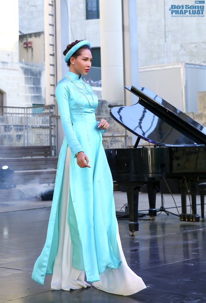 Màn áo dài của nhà thiết kế Hoàng Hải