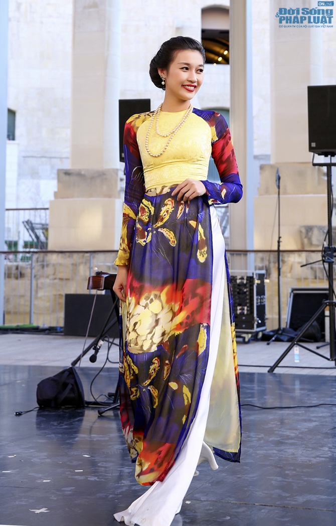 Màn áo dài của nhà thiết kế Hoàng Hải