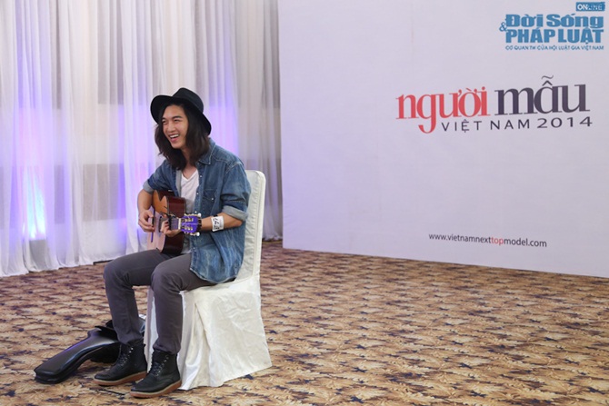 Hot boy hát hay và Hot boy 8 múi nhảy đẹp khiến Adam phát cuồng