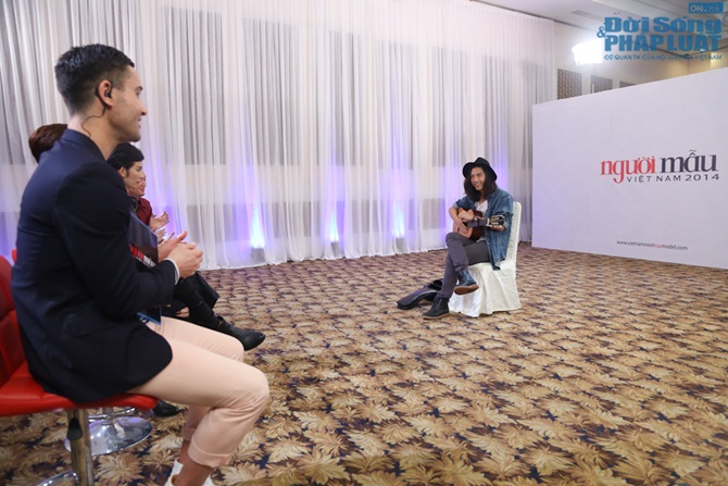 Hot boy hát hay và Hot boy 8 múi nhảy đẹp khiến Adam phát cuồng