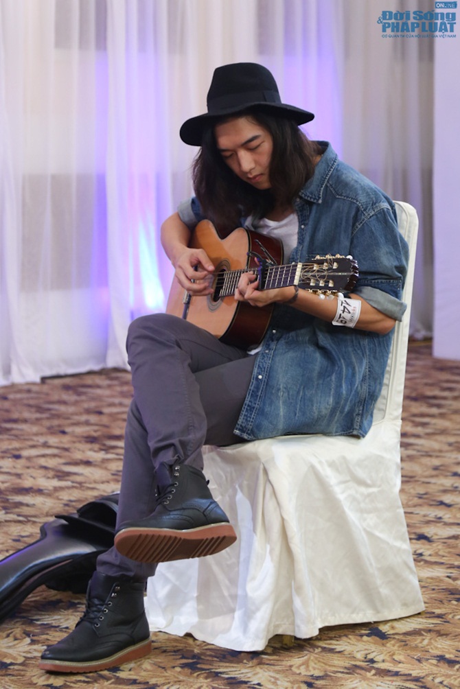 Hot boy hát hay và Hot boy 8 múi nhảy đẹp khiến Adam phát cuồng