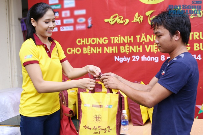 Hoa hậu biển Nguyễn Thị Loan trao quà trung thu cho bệnh viện
