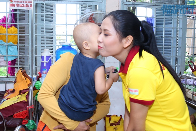 Hoa hậu biển Nguyễn Thị Loan trao quà trung thu cho bệnh viện