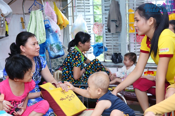 Hoa hậu biển Nguyễn Thị Loan trao quà trung thu cho bệnh viện