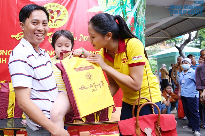 Hoa hậu biển Nguyễn Thị Loan trao quà trung thu cho bệnh viện