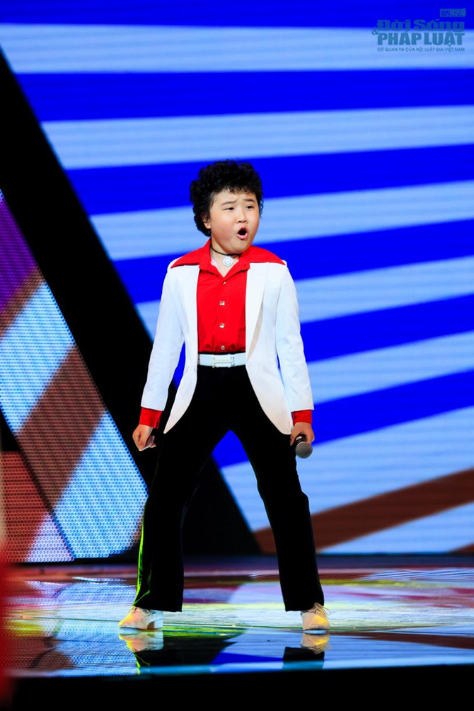 Cẩm Ly “tặng” biệt danh mới cho hoàng tử tóc xù là “Đôi chân vàng