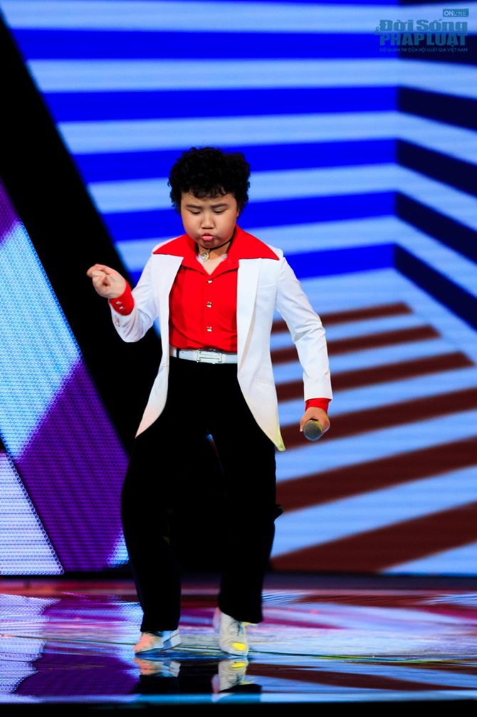 Cẩm Ly “tặng” biệt danh mới cho hoàng tử tóc xù là “Đôi chân vàng