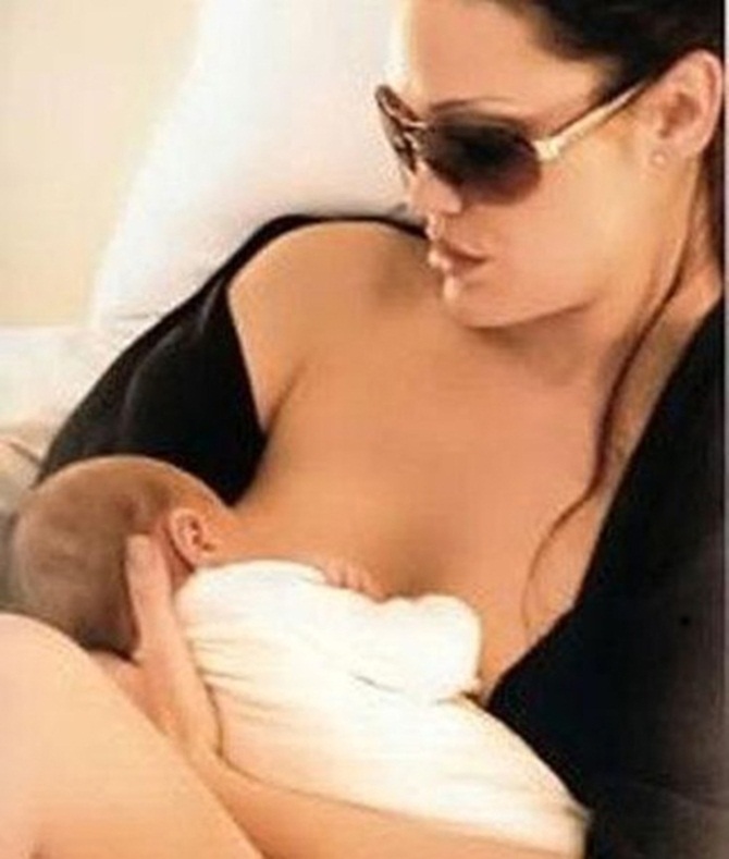 Sao không ngại cho con bú chốn đông người Sao không ngại cho con bú chốn đông người