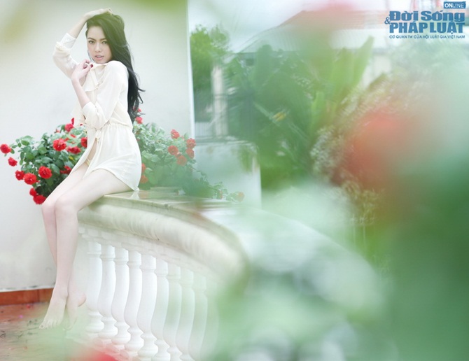 Vũ Hoàng Điệp khoe ngực hững hờ sau sau áo mỏng tang