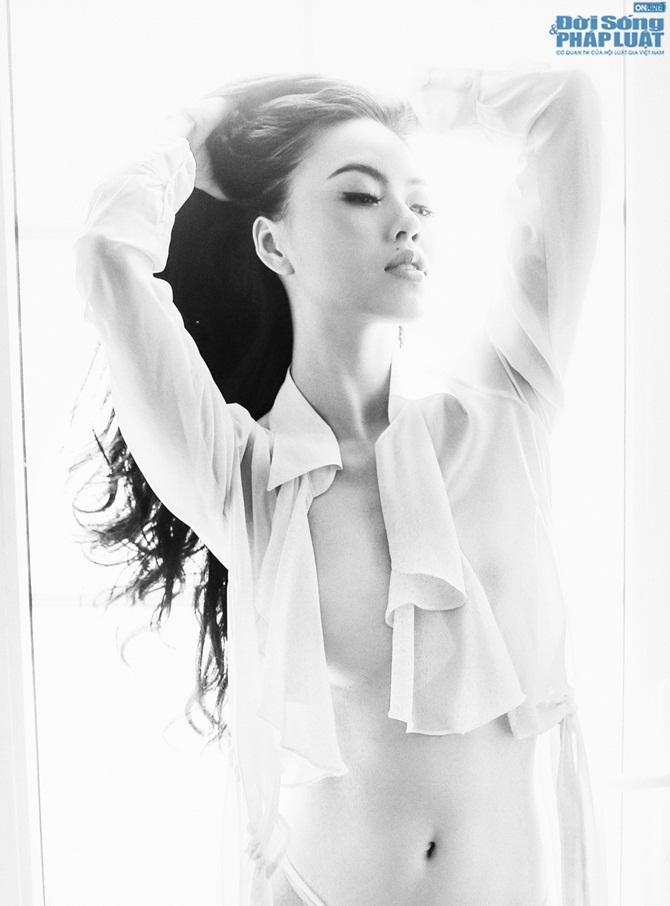 Vũ Hoàng Điệp khoe ngực hững hờ sau sau áo mỏng tang