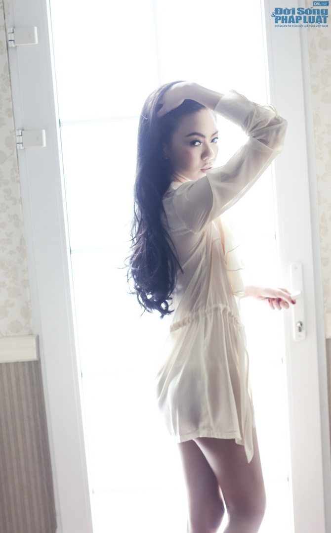 Vũ Hoàng Điệp khoe ngực hững hờ sau sau áo mỏng tang